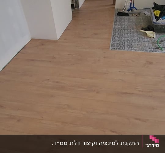 רצפת פרקט עץ בהתקנה בחדר